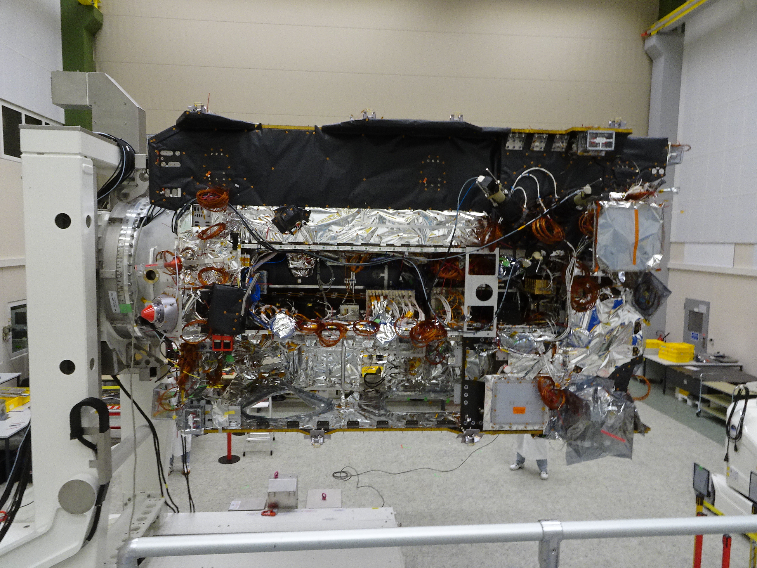 Les activités d'intégration dans les vaults du satellite se poursuivent