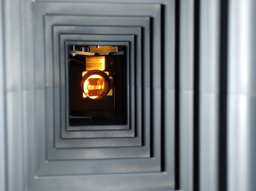 Vue de depuis le baffle d’entrée via les optique de la maquette, du détecteur et du chopper froid (au centre)